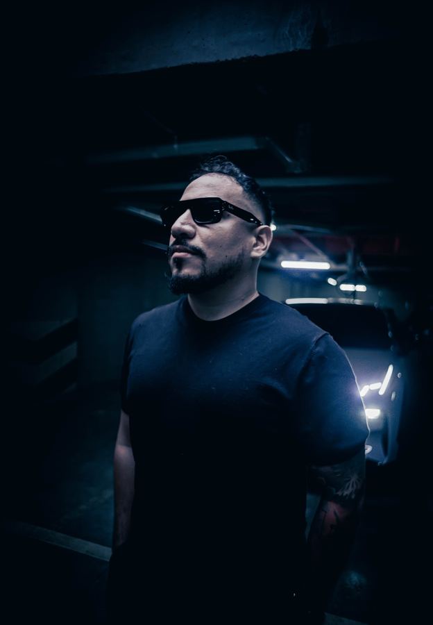 Retrato de CANOPUS con gafas oscuras